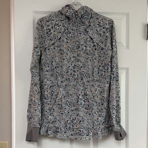 lululemon athletica Tops - Women’s Lululemon Lightened Up Pullover jacket Floral Print Gray Running size 8